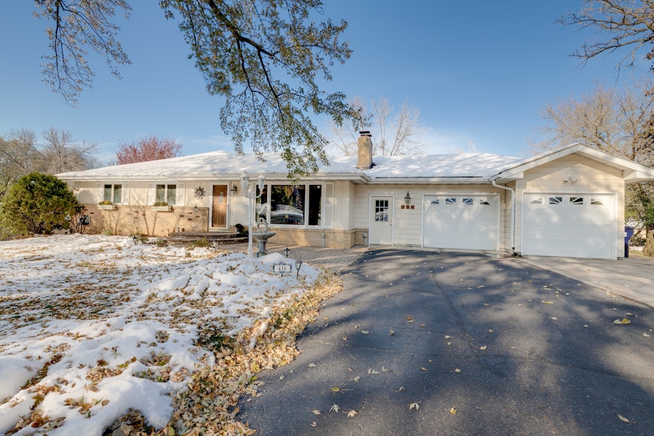 416 Unique Drive, Burnsville, MN 55337, Presented by The Ritt Group